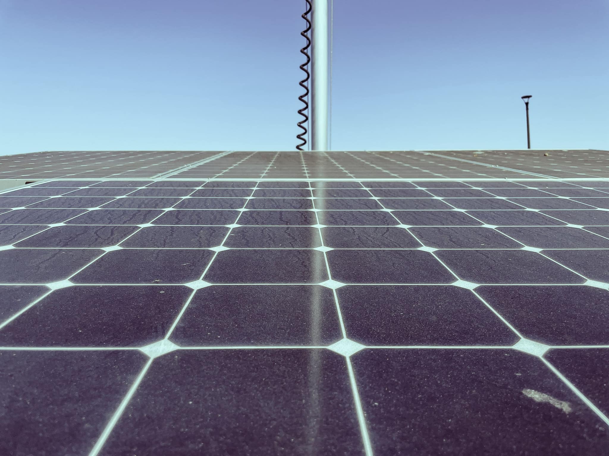 Cellules photovoltaïques en gros plan sous un ciel dégagé