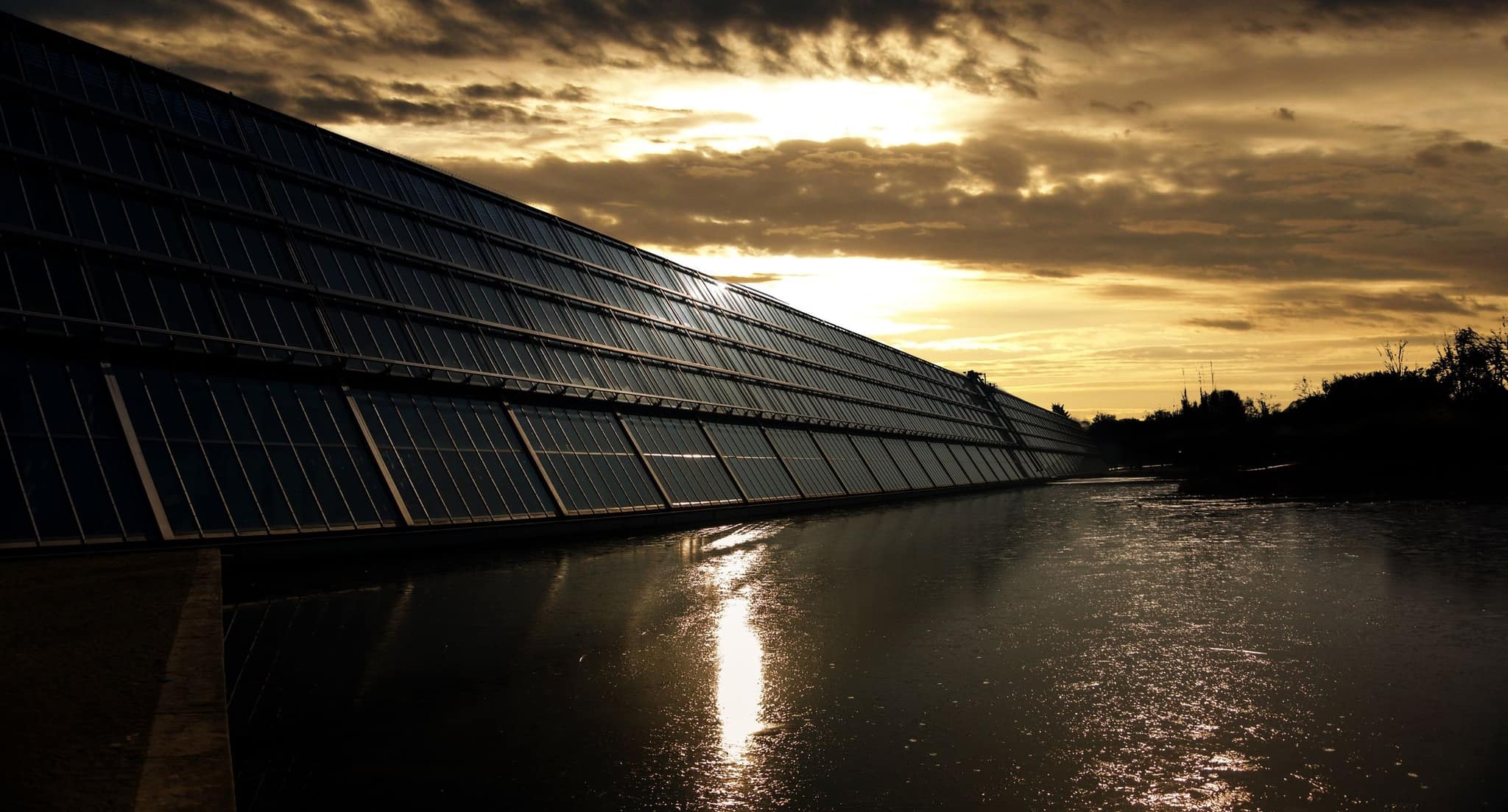 Panneaux solaires au coucher du soleil