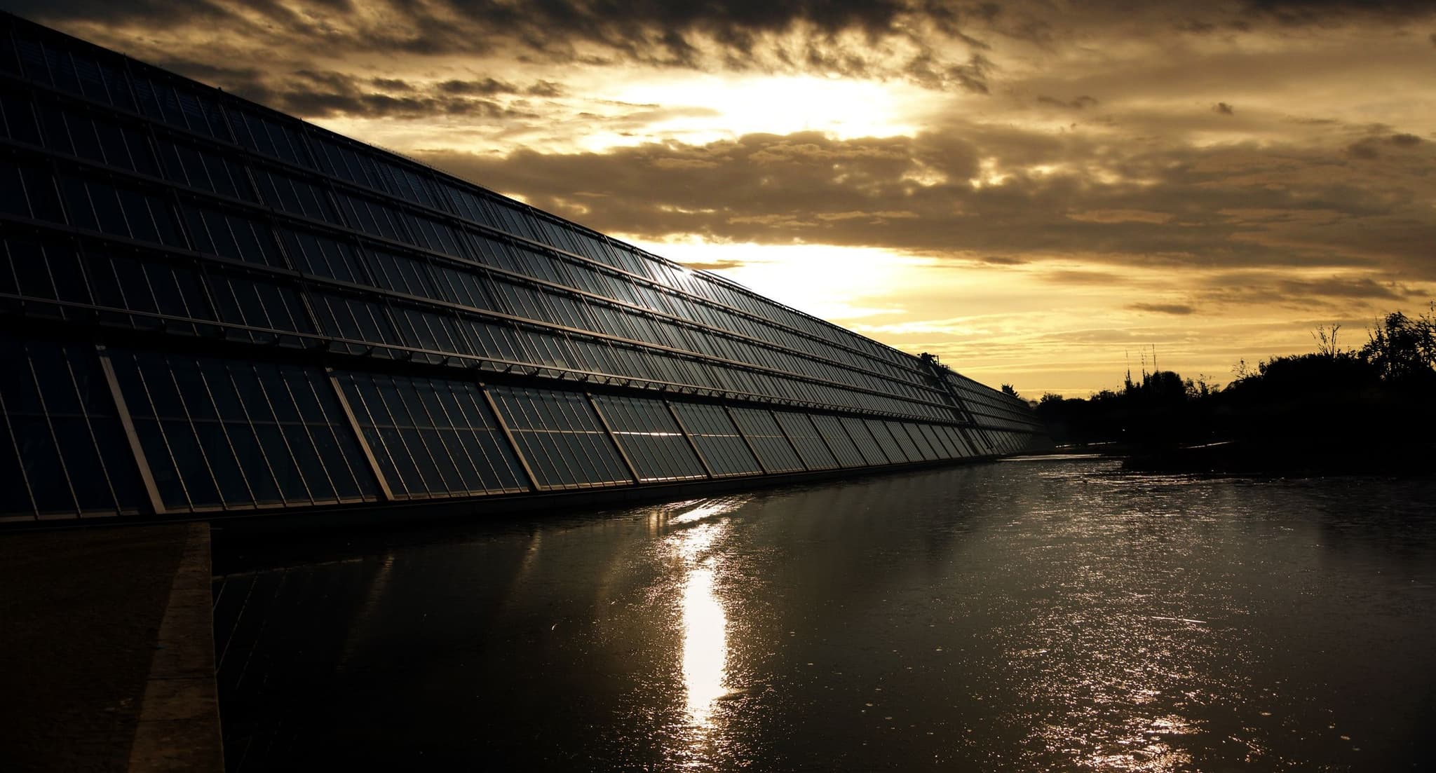 Panneaux solaires au coucher du soleil