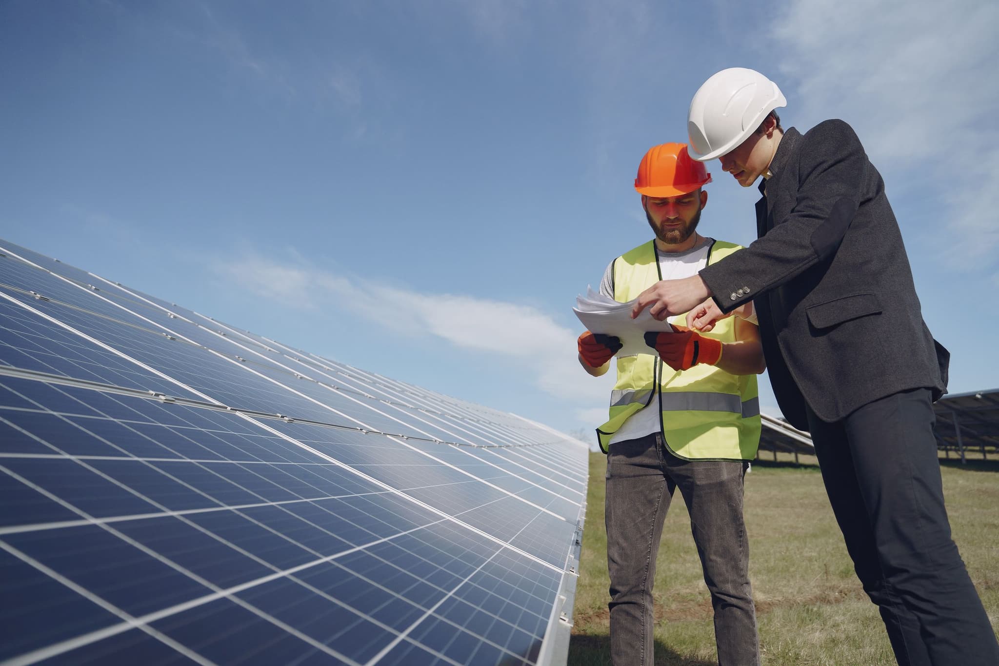 Ingénieur contrôlant une installation photovoltaïque sur tablette