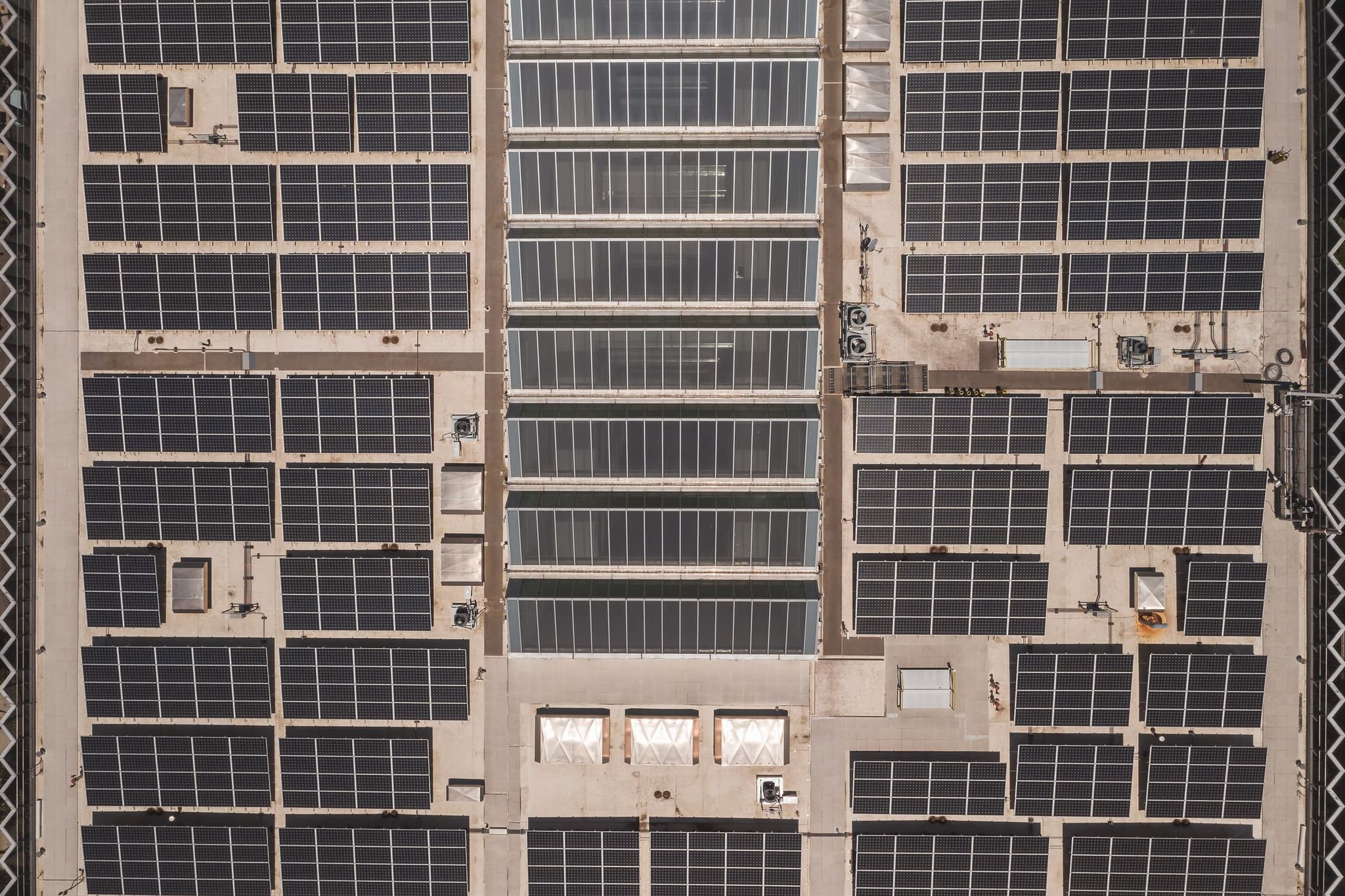 Toiture industrielle couverte de panneaux photovoltaïques