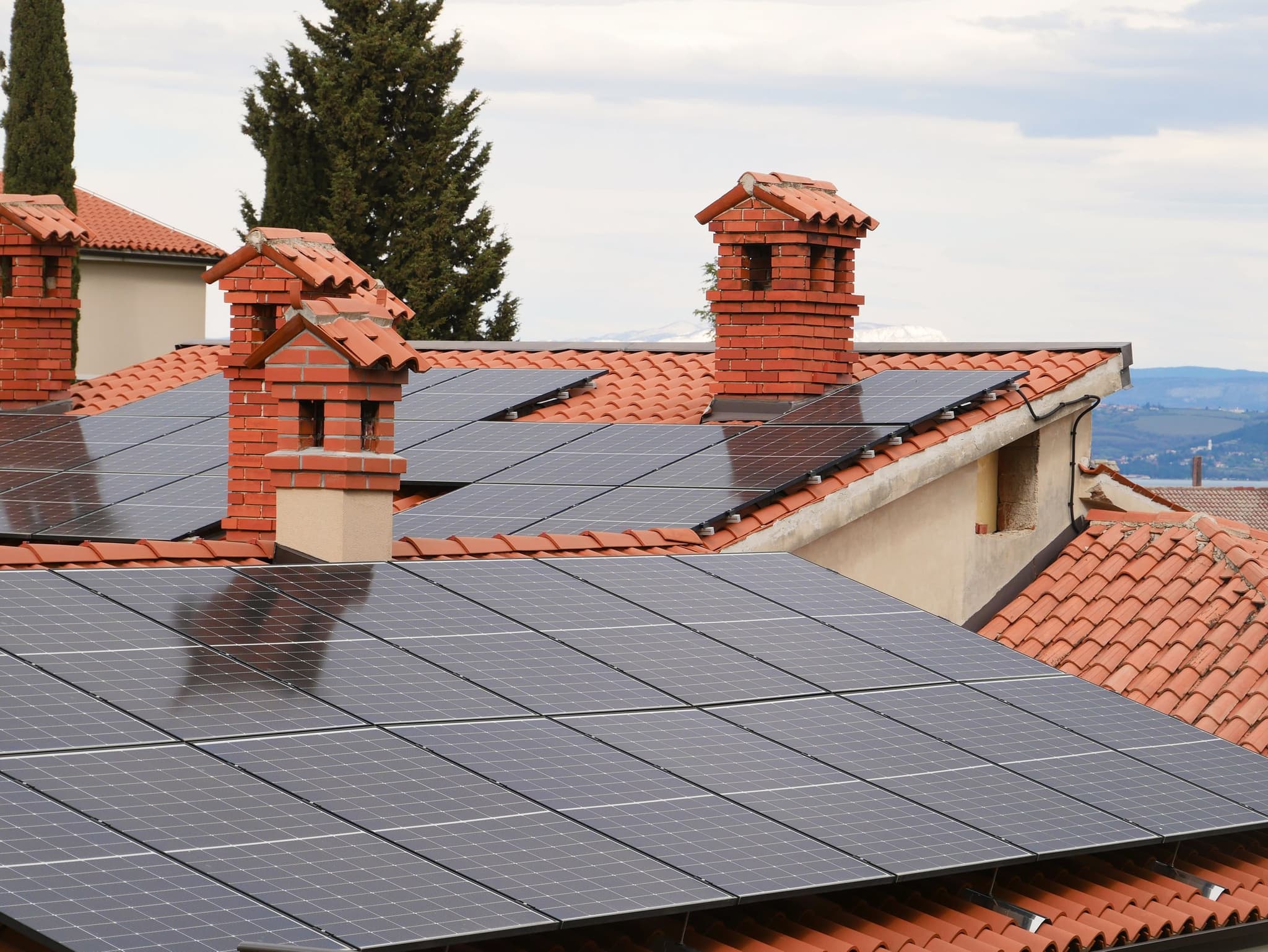 Villa avec panneaux solaires sur le toit